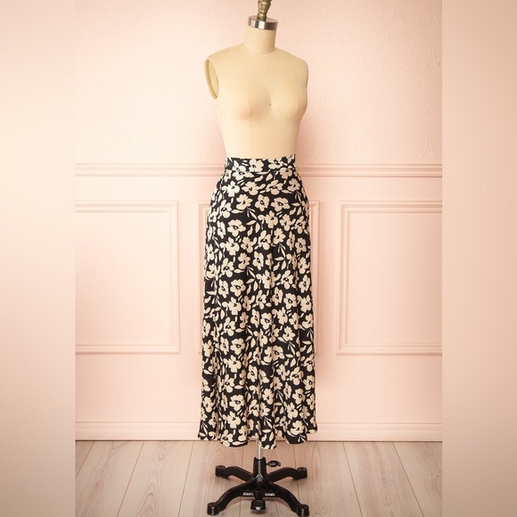Reitmans Dresses & Skirts - Reitmans Black White Floral Midi Skirt Satin Straight Size 13